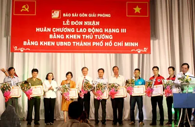 Các đơn vị có thành tích trong chương trình Mùa xuân biên giới nhận bằng khen của UBND TPHCM. Ảnh: An Dung Các đơn vị có thành tích trong chương trình Mùa xuân biên giới nhận bằng khen của UBND TPHCM. Ảnh: An Dung
