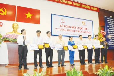 Ban Giám khảo trao thưởng cho các tác giả đoạt giải Khuyến khích Ban Giám khảo trao thưởng cho các tác giả đoạt giải Khuyến khích
