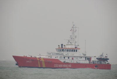 Rescue ship SAR 411 sailing out to sea looking for the missing fishermen.( Photo: Minh Phong SGGP) Rescue ship SAR 411 sailing out to sea looking for the missing fishermen.( Photo: Minh Phong SGGP)