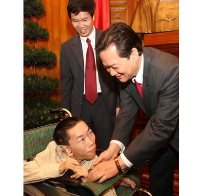 He is honored as ‘Vietnam’s Prominent Young Figures’ by the Prime Minister (Photo: Tuoitre) He is honored as ‘Vietnam’s Prominent Young Figures’ by the Prime Minister (Photo: Tuoitre)