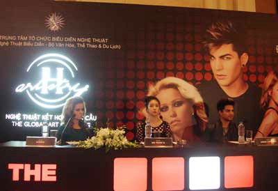 L-R: Aurea - NS Yoon G - Adam Lambert at the January 3 press (Photo: Truong Son) L-R: Aurea - NS Yoon G - Adam Lambert at the January 3 press (Photo: Truong Son)