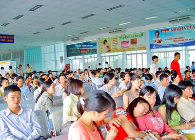 Purchase of train tickets has become a physical battle of nerves and long hours of waiting in line at ticket counters.(Photo: SGGP) Purchase of train tickets has become a physical battle of nerves and long hours of waiting in line at ticket counters.(Photo: SGGP)
