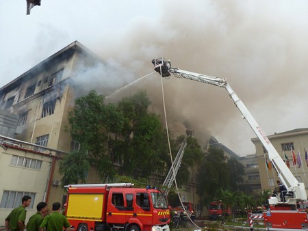 The fire at the Theodore Alexander Furniture Company in Thu Duc District of HCMC on January 9 (Photo: SGGP) The fire at the Theodore Alexander Furniture Company in Thu Duc District of HCMC on January 9 (Photo: SGGP)