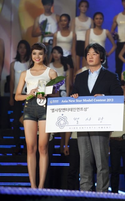 Kieu Ngan (L) won ‘Promising Young Model’ award Kieu Ngan (L) won ‘Promising Young Model’ award