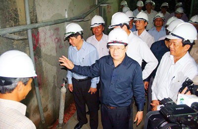 Trinh Dinh Dung (dark blue), Minister of Construction, inspects inside the Song Tranh 2 Hydropower Plant in Quang Nam Province (Photo: SGGP) Trinh Dinh Dung (dark blue), Minister of Construction, inspects inside the Song Tranh 2 Hydropower Plant in Quang Nam Province (Photo: SGGP)
