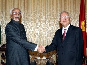 Ho Chi Minh City People's Committee Chairman Le Hoang Quan (R) shakes hand with Vice President of the Republic of India Mohammad Hamid Ansari Ho Chi Minh City People's Committee Chairman Le Hoang Quan (R) shakes hand with Vice President of the Republic of India Mohammad Hamid Ansari