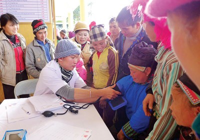 The file photo showing a doctor from Ho Chi Minh City Cardiac Institute examing patients in northern province of Ha Giang last week. The file photo showing a doctor from Ho Chi Minh City Cardiac Institute examing patients in northern province of Ha Giang last week.