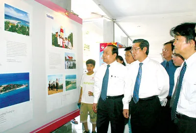 Tặng đồng chí Nguyễn Thị Một Huân chương Kháng chiến chống Pháp hạng nhất