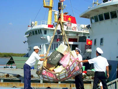 Đưa quà xuân đến quân, dân Trường Sa