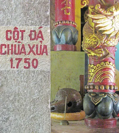 Cột đá trong chùa Phù Dung Cột đá trong chùa Phù Dung