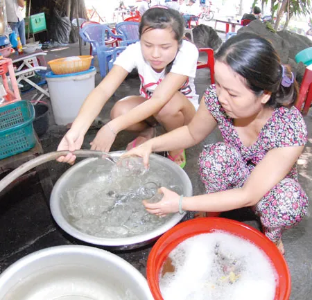 Người dân sử dụng nước sạch tại quận Thủ Đức Người dân sử dụng nước sạch tại quận Thủ Đức