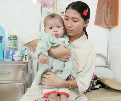 Bất lực nhìn con thơ đau đớn