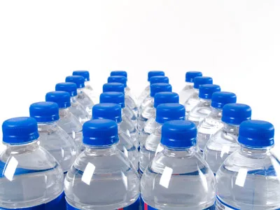 Thành phố đầu tiên của Mỹ cấm nước đóng chai