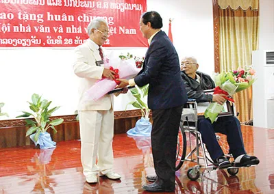 Nhà văn Lào gốc Việt