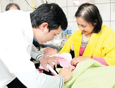 Bệnh nhi đến khám và nhập viện ngày càng tăng khi nhiệt độ ở Hà Nội và các tỉnh phía Bắc xuống đến 10 độ C. Bệnh nhi đến khám và nhập viện ngày càng tăng khi nhiệt độ ở Hà Nội và các tỉnh phía Bắc xuống đến 10 độ C.