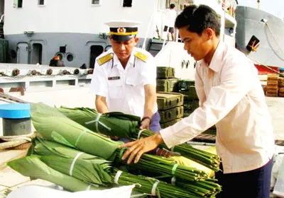 Chuyển lá dong xuống tàu ra nhà giàn. Chuyển lá dong xuống tàu ra nhà giàn.