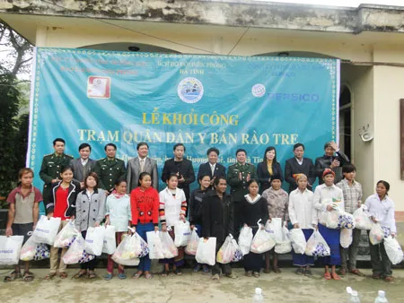 Ban tố chức chương trình Nghĩa tình Trường Sơn tặng quà cho bà con tại bản Rào Tre. Ảnh: Việt Nga Ban tố chức chương trình Nghĩa tình Trường Sơn tặng quà cho bà con tại bản Rào Tre. Ảnh: Việt Nga