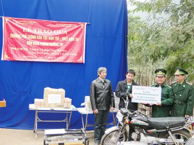 Đại diện Ban tổ chức Chương trình Nghĩa tình Trường Sơn và nhà tài trợ trao xe máy cho đại diện Đồn Biên Phòng Mường Típ. Đại diện Ban tổ chức Chương trình Nghĩa tình Trường Sơn và nhà tài trợ trao xe máy cho đại diện Đồn Biên Phòng Mường Típ.