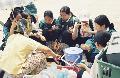 Thức ăn đường phố thường không đảm bảo an toàn vệ sinh thực phẩm. Ảnh: Q.KHÁNH Thức ăn đường phố thường không đảm bảo an toàn vệ sinh thực phẩm. Ảnh: Q.KHÁNH