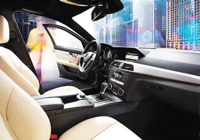 Cảm giác hứng khởi và dễ chịu khi ngồi trong cabin của C-class Cảm giác hứng khởi và dễ chịu khi ngồi trong cabin của C-class