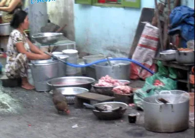 Ngày đầu thông tư quản lý về vệ sinh an toàn thực phẩm có hiệu lực: Thức ăn mất vệ sinh vẫn tràn lan trên đường phố