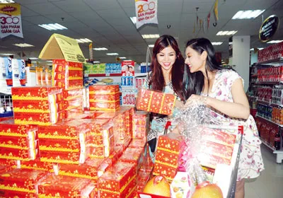 Khách hàng chọn mua quà tết tại siêu thị S.Mart Khách hàng chọn mua quà tết tại siêu thị S.Mart