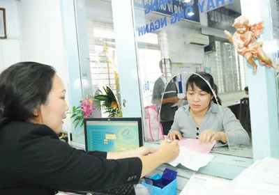 Người dân nghe nhân viên Công ty Cồ phần cấp nước Chợ Lớn hướng dẫn làm hồ sơ gắn đồng hồ nước mới Người dân nghe nhân viên Công ty Cồ phần cấp nước Chợ Lớn hướng dẫn làm hồ sơ gắn đồng hồ nước mới