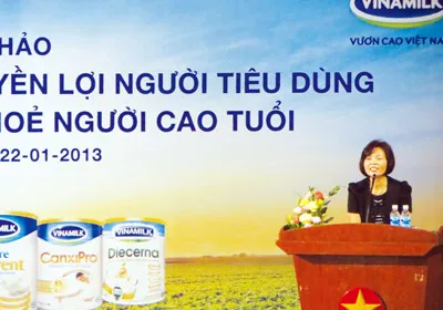 Bà Bùi Thị Hương – Giám đốc Đối ngoại Vinamilk chia sẻ với người tiêu dùng Khánh Hòa. Bà Bùi Thị Hương – Giám đốc Đối ngoại Vinamilk chia sẻ với người tiêu dùng Khánh Hòa.
