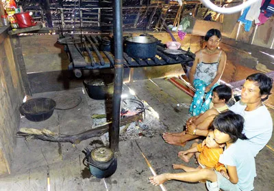 Vợ chồng anh Hồ Văn Lục (thôn 2, xã Trà Đốc, huyện Bắc Trà My, Quảng Nam) buồn bã khi nghe nhắc đến việc mua sắm tết cho con. Vợ chồng anh Hồ Văn Lục (thôn 2, xã Trà Đốc, huyện Bắc Trà My, Quảng Nam) buồn bã khi nghe nhắc đến việc mua sắm tết cho con.