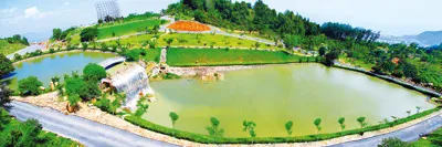 Cảnh Hồ Mây Thượng nối liền Hồ Mây Hạ bởi một thác nước cao trên 9m trông thật hoành tráng Cảnh Hồ Mây Thượng nối liền Hồ Mây Hạ bởi một thác nước cao trên 9m trông thật hoành tráng