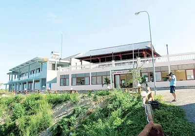 Khu Resort Bình Minh: đây là khu resort cao cấp đầu tiên trên núi, được xây dựng ở vị trí có góc nhìn đẹp, khung cảnh thiên nhiên hữu tình, không khí quanh năm mát mẻ, cùng với những dịch vụ tiện nghi và phục vụ ân cần, du khách sẽ có cảm giác như đang ở chốn “bồng lai tiên cảnh” và nhìn xuống hạ giới. Khu Resort Bình Minh: đây là khu resort cao cấp đầu tiên trên núi, được xây dựng ở vị trí có góc nhìn đẹp, khung cảnh thiên nhiên hữu tình, không khí quanh năm mát mẻ, cùng với những dịch vụ tiện nghi và phục vụ ân cần, du khách sẽ có cảm giác như đang ở chốn “bồng lai tiên cảnh” và nhìn xuống hạ giới.