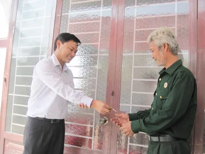 Bàn giao chìa khóa căn nhà cho cựu chiến binh Trần Văn Điệu Bàn giao chìa khóa căn nhà cho cựu chiến binh Trần Văn Điệu