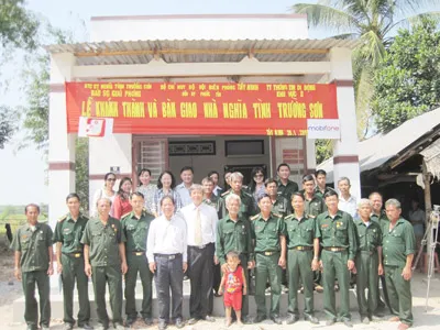 Chia vui cùng cựu chiến binh Trần Văn Điệu Chia vui cùng cựu chiến binh Trần Văn Điệu