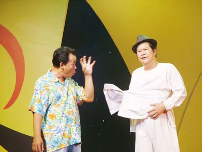 NSƯT Thanh Nam (phải) vai Bác Ba Phì trong chương trình Bác Ba Phì thời @ của đạo diễn Hoàng Duẩn trên Đài Truyền hình TPHCM. Ông đoạt giải Cù Nèo Vàng 2012 cho hạng mục "Nghệ sĩ hài xuất sắc nhất"