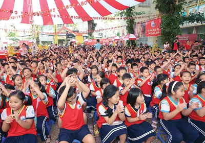 Các em học sinh hào hứng tham gia chương trình “Bé làm thiệt Tết, gắn kết gia đình” do nhãn hàng OMO tổ chức. Các em học sinh hào hứng tham gia chương trình “Bé làm thiệt Tết, gắn kết gia đình” do nhãn hàng OMO tổ chức.