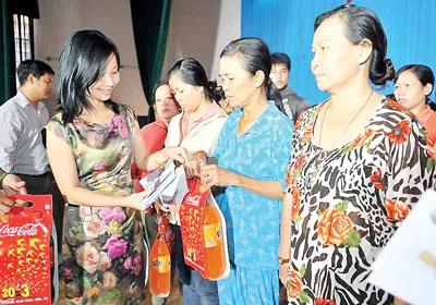 Khu phố 8 là khu phố nghèo nhất của phường Linh Đông, quận Thủ Đức, TPHCM. Khu phố đã được chính quyền cùng Công ty Coca-Cola Việt Nam hỗ trợ, trao tặng những phần quà nho nhỏ mà thiết thực giúp người dân vui đón Xuân Quý Tỵ Khu phố 8 là khu phố nghèo nhất của phường Linh Đông, quận Thủ Đức, TPHCM. Khu phố đã được chính quyền cùng Công ty Coca-Cola Việt Nam hỗ trợ, trao tặng những phần quà nho nhỏ mà thiết thực giúp người dân vui đón Xuân Quý Tỵ