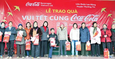 Công ty Coca-Cola trao gần 500 phần quà Tết giúp các hộ gia đình khó khăn ở huyện Thường Tín (Hà Nội) chuẩn bị đón Tết
