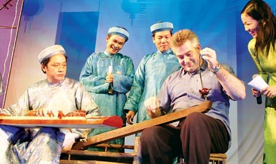 A foreign visitor enjoys playing the 'dan bau', one of the musical instrumetals in Tai Tu music of southerners. (Photo: SGGP) A foreign visitor enjoys playing the 'dan bau', one of the musical instrumetals in Tai Tu music of southerners. (Photo: SGGP)