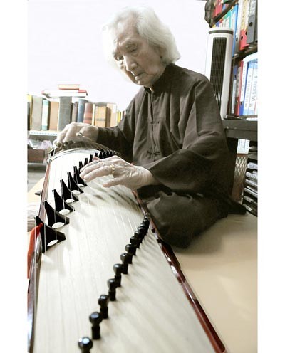 Music teacher Nguyen Vinh Bao is playing the 'dan tranh'. (Photo: SGGP) Music teacher Nguyen Vinh Bao is playing the 'dan tranh'. (Photo: SGGP)