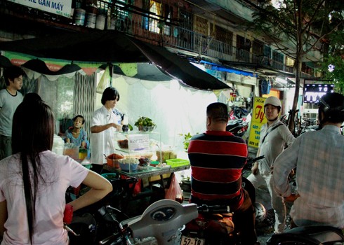 Customers are waiting to buy 'Banh Trang Tron' from Thanh's stall. (Photo: amthucgiaitri.com) Customers are waiting to buy 'Banh Trang Tron' from Thanh's stall. (Photo: amthucgiaitri.com)