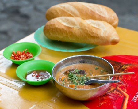 A bowl of 'Pha Lau' served with 'Banh Mi'. (Photo: inlook.vn) A bowl of 'Pha Lau' served with 'Banh Mi'. (Photo: inlook.vn)