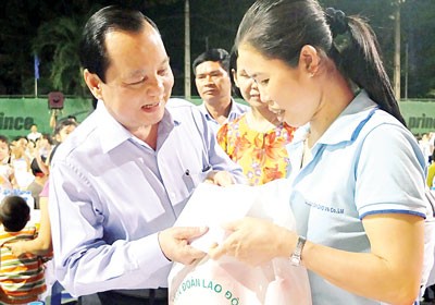 Ho Chi Minh City Party Secretary Le Thanh Hai Tet (L) presents gifts to disadvantaged workers. (Photo: T.Nga) Ho Chi Minh City Party Secretary Le Thanh Hai Tet (L) presents gifts to disadvantaged workers. (Photo: T.Nga)