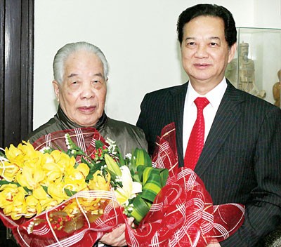 Former Party General Secretary Do Muoi (L) and PM Nguyen Tan Dung. (Photo SGGP) Former Party General Secretary Do Muoi (L) and PM Nguyen Tan Dung. (Photo SGGP)
