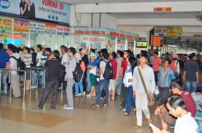 People stream to Mien Dong Bus Station to return their hometowns for the Tet Festival on February 4 (Photo: SGGP) People stream to Mien Dong Bus Station to return their hometowns for the Tet Festival on February 4 (Photo: SGGP)