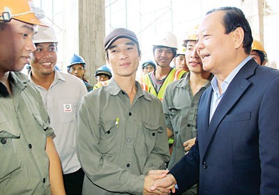 City Party Secretary Le Thanh Hai (R) wishing officials and workers on occasion of Tet at the construction site of Cho Ray Hospital in Phnom Penh (Photo: Hoai Nam) City Party Secretary Le Thanh Hai (R) wishing officials and workers on occasion of Tet at the construction site of Cho Ray Hospital in Phnom Penh (Photo: Hoai Nam)