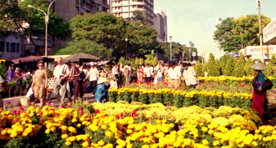 Nguyen Hue Flower Street in 2004 Nguyen Hue Flower Street in 2004