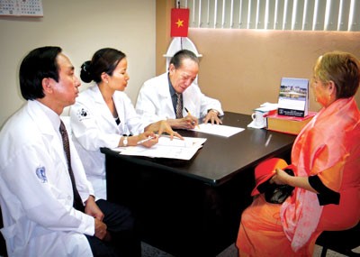 Dr. Thu ( writing) at his clinic in Mexico Dr. Thu ( writing) at his clinic in Mexico