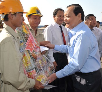 Mr. Le Thanh Hai Secretary of city's Party Committee offers gift to workers who are working on the first day of the Year of the Snake. (Photo: Viet Dung) Mr. Le Thanh Hai Secretary of city's Party Committee offers gift to workers who are working on the first day of the Year of the Snake. (Photo: Viet Dung)