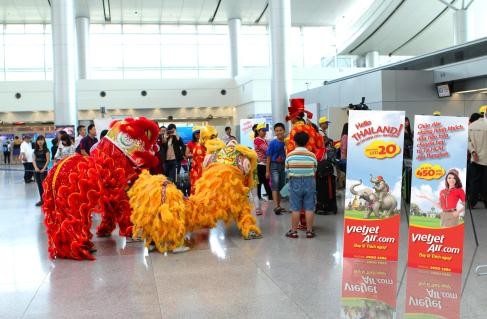 The inauguration celebration of Ho Chi Minh City- Bangkok flight conducted by VietJetAir was hold at the Tan Son Nhat Airport on February 10, 2013. (Photo: Courtesy of the VietJetAir) The inauguration celebration of Ho Chi Minh City- Bangkok flight conducted by VietJetAir was hold at the Tan Son Nhat Airport on February 10, 2013. (Photo: Courtesy of the VietJetAir)