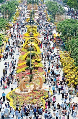 HCMC people are happily visitting Nguyen Hue Flower Street. (photo Viet Dung) HCMC people are happily visitting Nguyen Hue Flower Street. (photo Viet Dung)